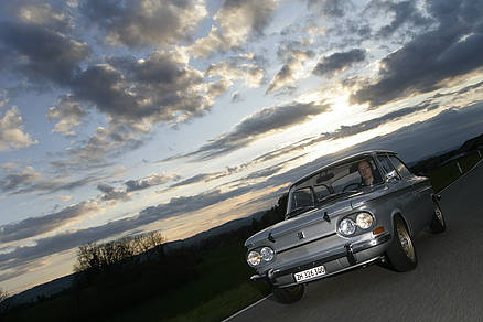            <div style="position:relative;float:right;border-style:solid;border-width:1px;border-color:#aaaaaa;padding:3px;margin-left:10px;">             <table class="minimal" style="vertical-align:middle;font-size:0.9em;">               <tr>                 <td style="padding-right:5px;">Andere Bildgrössen: </td>                 <td>                   <a href=_/assets/f5979c9a-046a-4838-8558-973491ff3ad0___img.html alt="Klicken Sie hier um weitere Grössen anzuschauen" title="Klicken Sie hier um weitere Grössen anzuschauen" src=_/app/images/download_15.gif_/__/a_.html                 </td>               </tr>                            </table>           </div>         Bild (3/58): NSU TT (1971) - elegant in Silber<br/>(Fotograf: <a href='search1b3d.html?provider=yanel&search-type=zg-general&page=&showpubdate=true&em=true&q=%22Daniel%20Reinhard%22&image=include&sortby=zg-creation-date'>Daniel Reinhard</a>, 2011)         <br/><br/>                       <div style='font-size:0.8em;'>       <strong>Navigations-Tip:</strong> Benutzen Sie die Pfeiltasten auf ihrer Tastatur (rechts=vorwärts, links=zurück)     </div>   